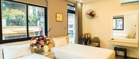 Chambre Deluxe avec lits jumeaux, plusieurs lits, non-fumeurs, vue ville | Minibar, bureau, chambres insonorisées, Wi-Fi gratuit