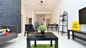 Appartement, 3 chambres | Salle de séjour | Télévision à écran plat