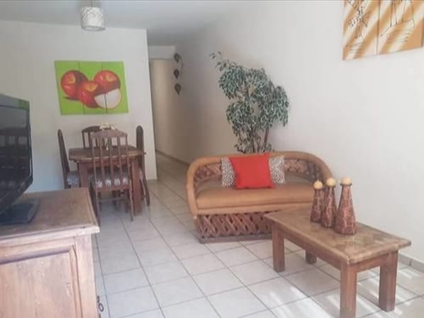 Apartment, Non Smoking (Gustavo) | Living area | 32-inch flat-screen TV with cable channels, TV