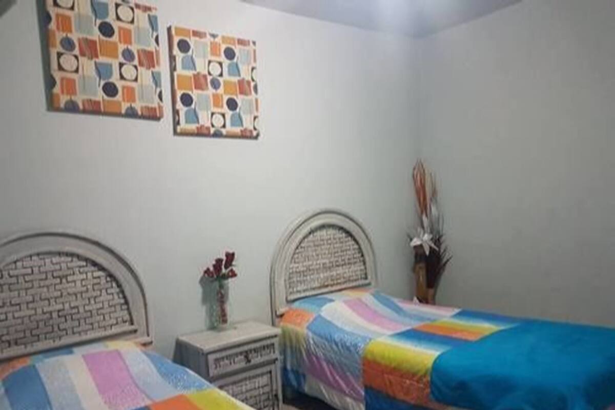 Habitación estándar | Tabla de planchar con plancha, wifi gratis y muebles diferentes 