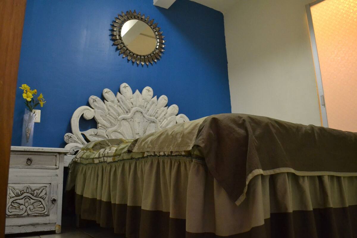 Habitación estándar, 1 cama matrimonial | Tabla de planchar con plancha, wifi gratis y muebles diferentes 