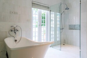 Classical Royal Suite | Badrum | Dusch, gratis toalettartiklar, hårtork och handdukar