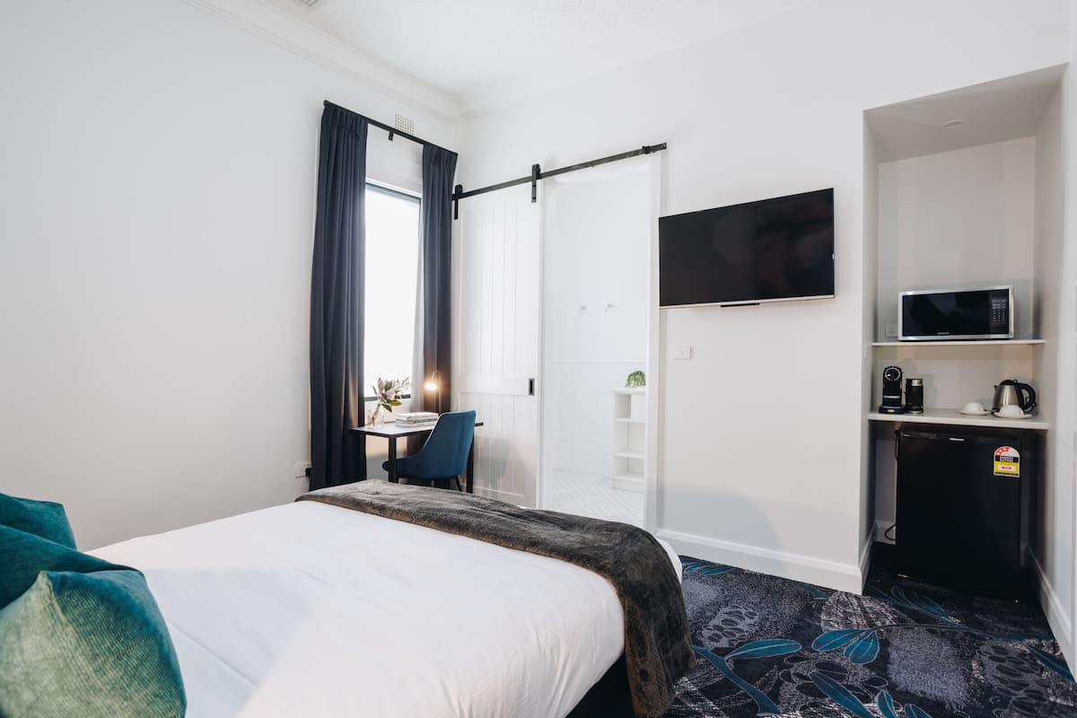 Deluxe Studio Suite, 1 Queen Bed, Private Bathroom | Blackout drapes, iron/ironing board, free WiFi, bed sheets