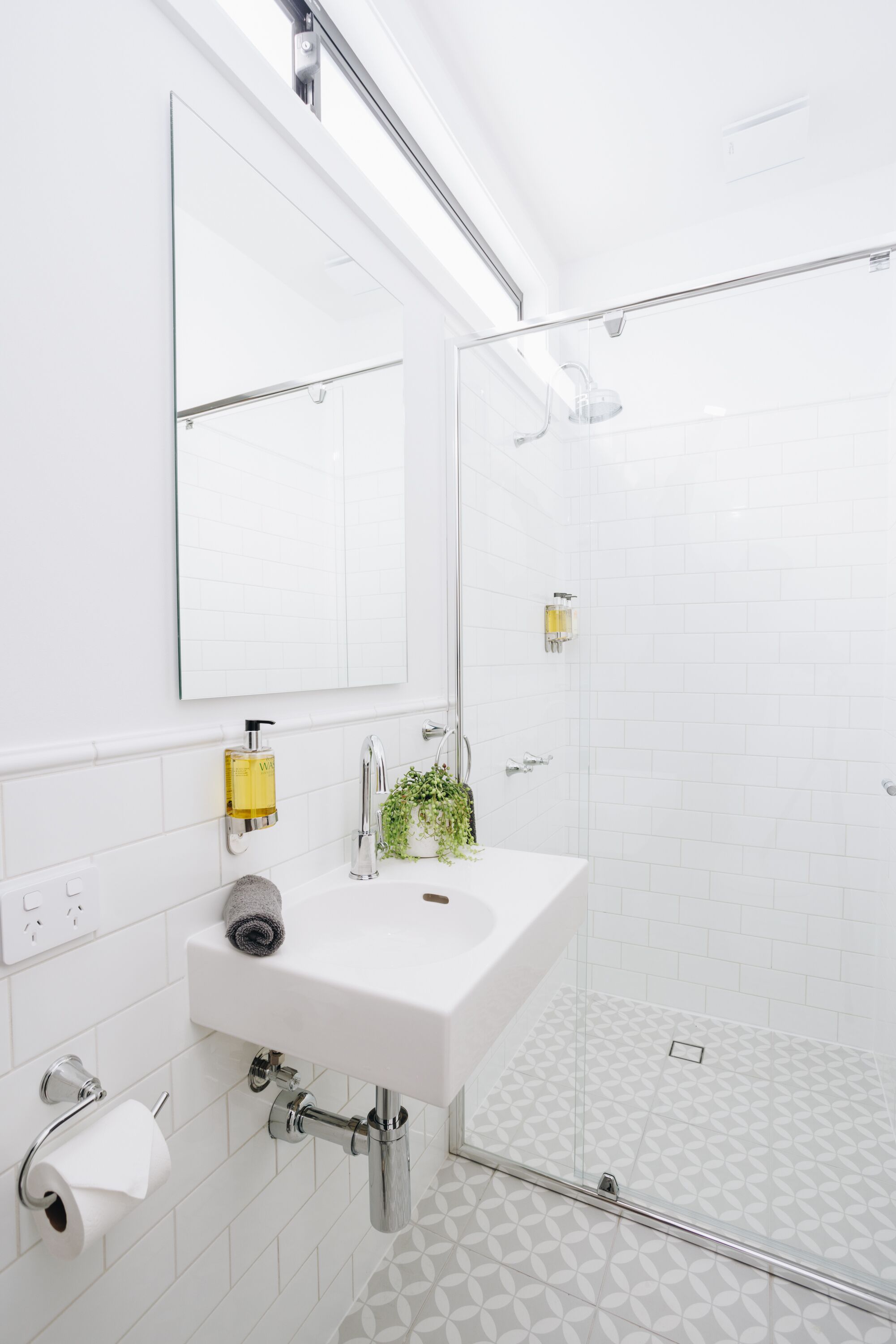 Deluxe Double Room, 1 Queen Bed, Non Smoking, Private Bathroom | Bathroom | Shower, towels