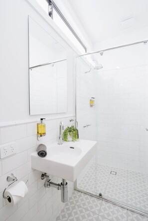 Deluxe Double Room, 1 Queen Bed, Non Smoking, Private Bathroom | Bathroom - Royal Hotel Wyong (Wyong)