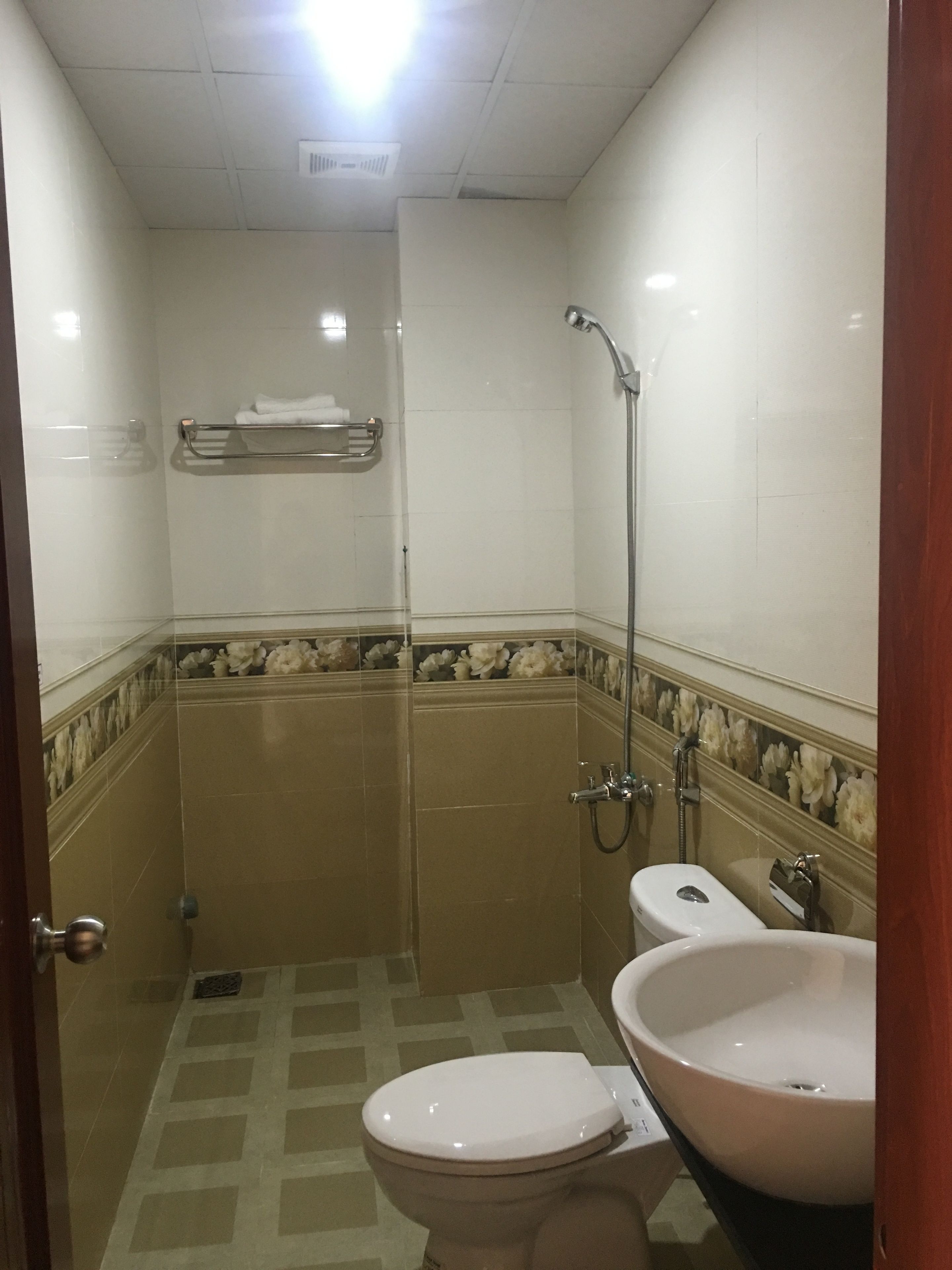 Chambre familiale | Salle de bain | Douche, articles de toilette (gratuits), séchoir à cheveux, pantoufles