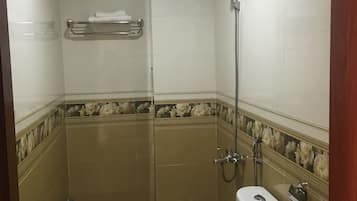 Chambre familiale | Salle de bain | Douche, articles de toilette (gratuits), séchoir à cheveux, pantoufles