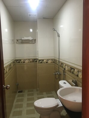 Family Room | Bathroom - Phuong Quang Hotel (Da Nang)