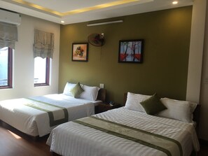 Quarto família | Frigobar, escrivaninha, cortinas blackout, Wi-Fi de cortesia