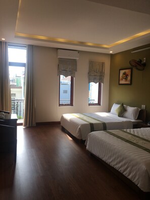 Quarto família | Frigobar, escrivaninha, cortinas blackout, Wi-Fi de cortesia