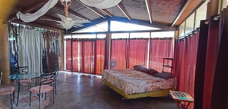 Family House | Desk, free WiFi