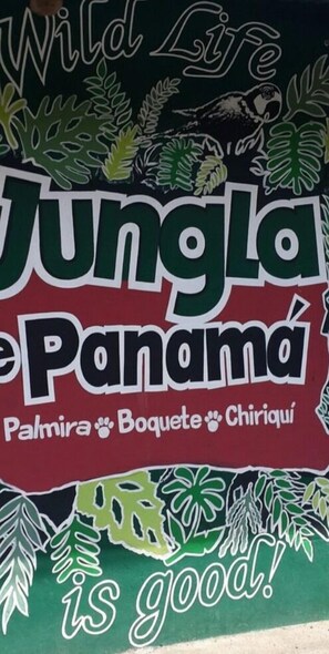 A sign with the text "JUNGLA de Panama" and "Palmira Boquete Chiriqui" indicating a location. - Jungla de Panama (Palmira)