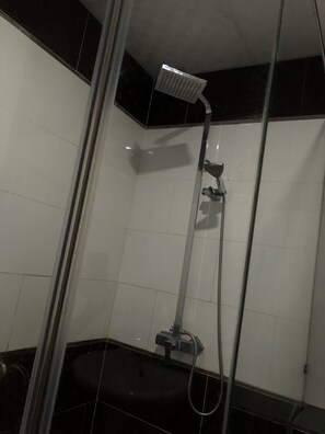 Bathroom shower - Thinh Phuong Nam Hotel (Can Tho)
