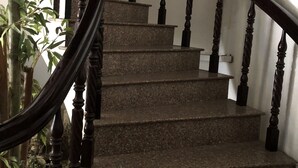 A spiral staircase with wooden balusters and stone steps. - Thinh Phuong Nam Hotel (Can Tho)