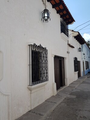 Front of property - La Capitanía (Antigua Guatemala)