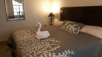 Comfort Room, 1 Queen Bed | 2 bedrooms, Egyptian cotton sheets, premium bedding, down comforters