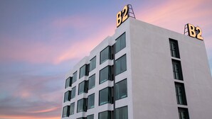 Un edificio moderno con fachada plana y grandes ventanales, que muestra la señalización “B2” en la parte superior.