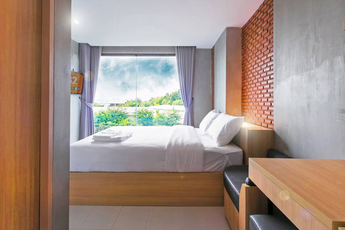 deluxe premier room | desk, free wifi, bed sheets