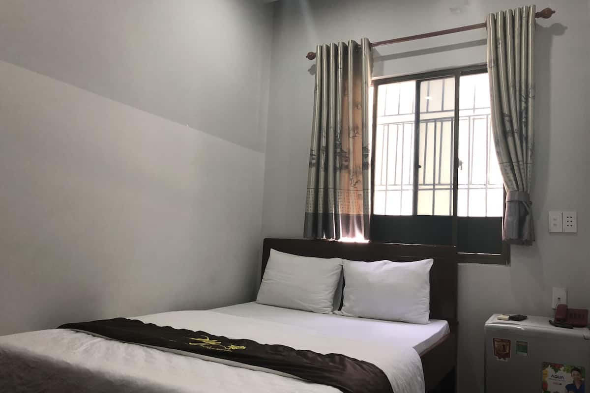 Deluxe Room | Minibar, desk, blackout drapes, free WiFi