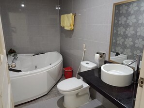Deluxe Twin Room, City View | Bathroom | Free toiletries, hair dryer, slippers, towels - My Hotel and Spa (Da Nang)