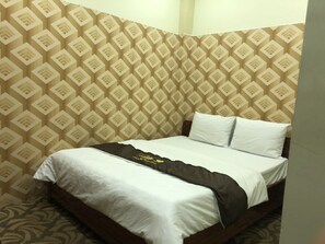 Deluxe Room | Minibar, desk, blackout drapes, free WiFi