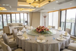 Breakfast, lunch, dinner served; local and international cuisine 