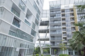 Vista frontal de la propiedad por la tarde o noche