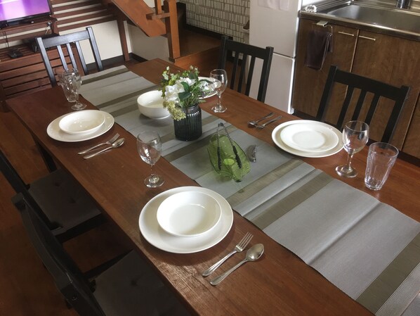 Deluxe Apartment, Non Smoking | In-room dining