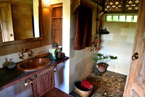 Villa familiale | Salle de bain | Baignoire profonde, douche cascade, séchoir à cheveux, pantoufles