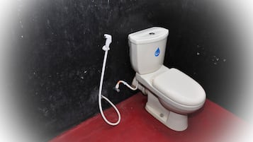 标准三人房, 多张床, 无烟房 | 浴室服务设施 | 淋浴设施、大花洒淋浴喷头、坐浴桶、毛巾