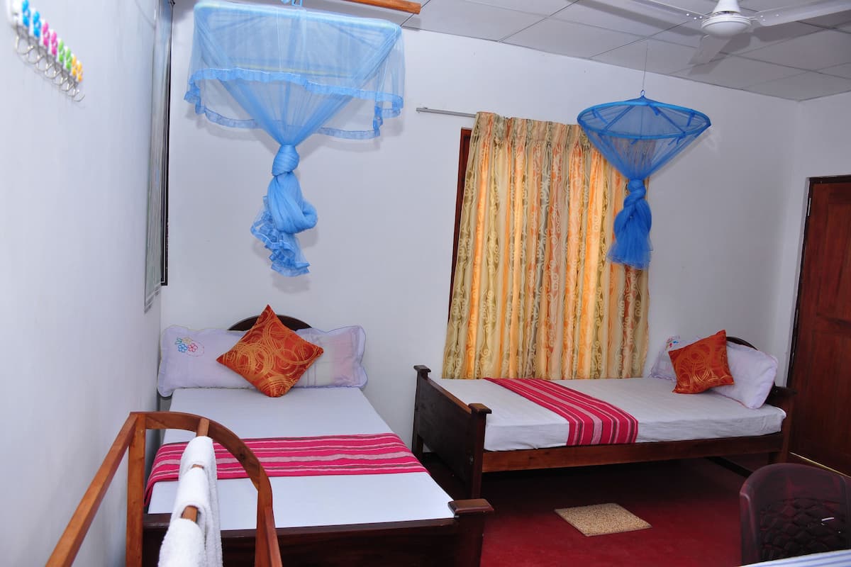 Standard Triple Room, Multiple Beds, Non Smoking | Desk, bed sheets