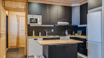 Vila, 4 kamar tidur, sauna | Dapur bersama | Lemari es besar, microwave, oven, dan kompor