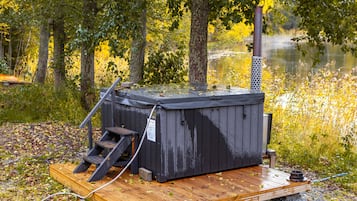 Tina de hidromasaje al aire libre