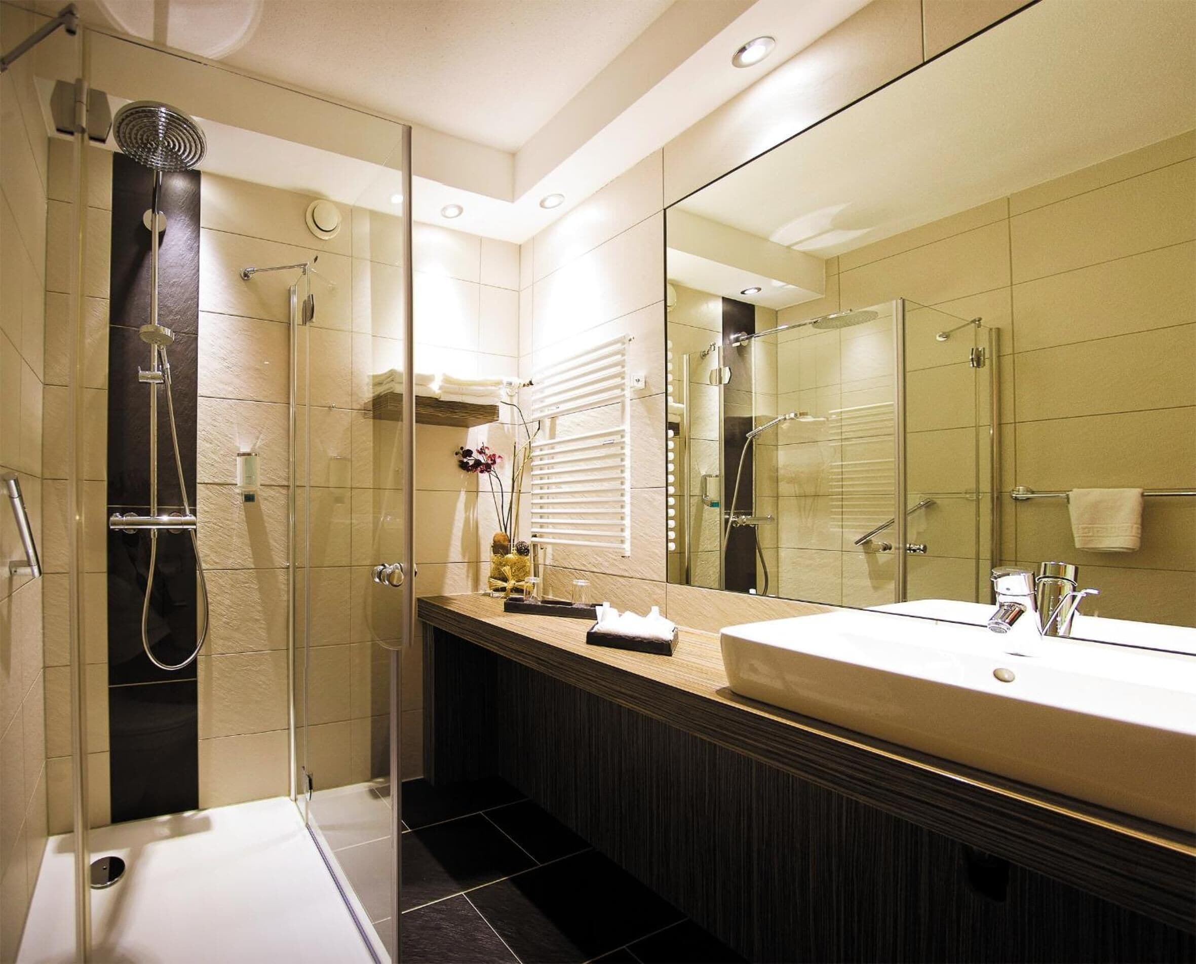 Studio | Badkamer | Een diep bad, een regendouche,  milieuvriendelijk toiletgerief
