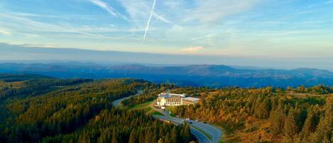 Set amidst a serene forested valley, this hotel offers a tranquil retreat with expansive views.