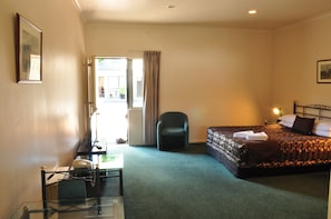 Studio, Non Smoking | Individually furnished, blackout drapes, iron/ironing board, free WiFi