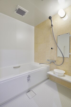 Tina y regadera independientes y tina profunda 