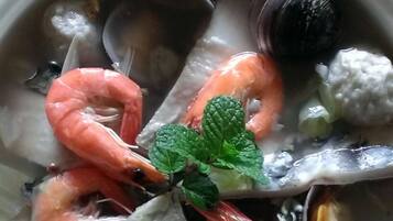 Termasuk sarapan masakan tempatan setiap hari