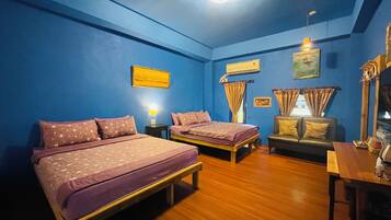 Comfort Quadruple Room | Meja, langsir/tirai gelap terus, Wi-fi percuma, cadar katil