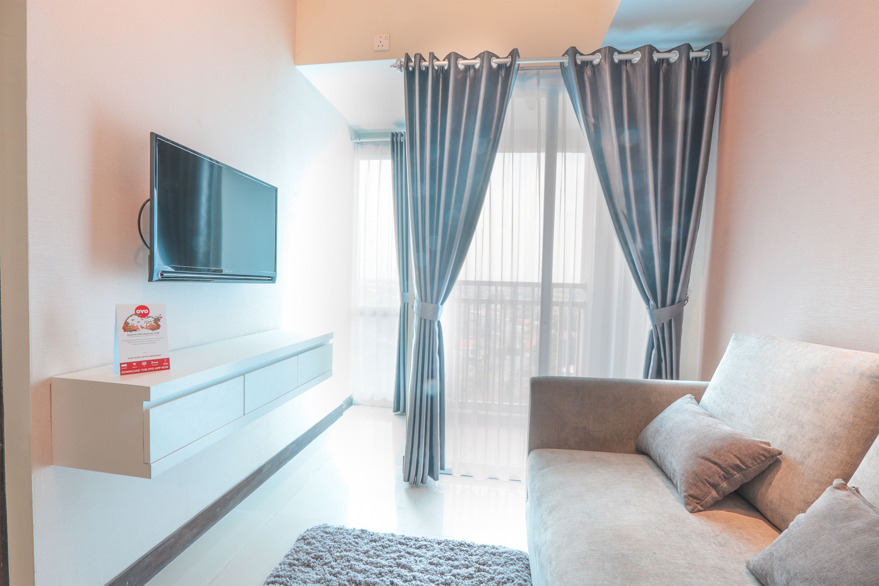 Family Suite | Living area | 32-inch flat-screen TV with cable channels, TV