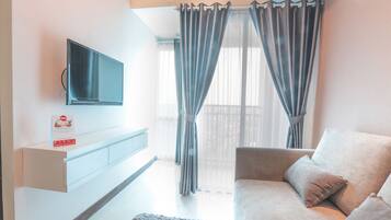 Family Suite | Living area | 32-inch flat-screen TV with cable channels, TV