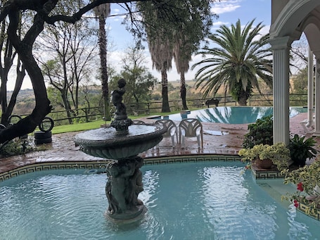 2 outdoor pools