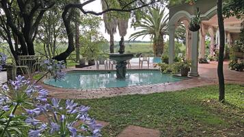 2 outdoor pools