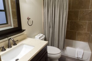 Estudio | Baño | Secadora de cabello, toallas, shampoo 