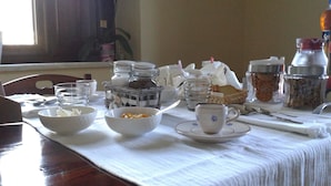 A breakfast table with various dishes, glasses, and condiments. - B&B Mamma Elena (Rovito)
