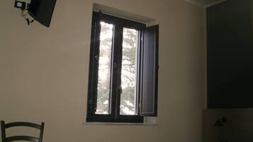 Phòng đôi hoặc 2 giường đơn tiện nghi đơn giản, quang cảnh vườn | Tiện nghi tại phòng