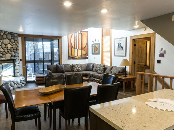 Condo, 4 Bedrooms | Living room