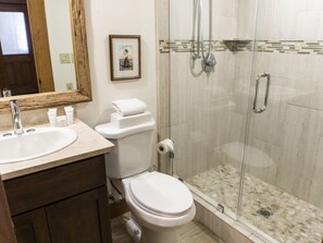 Condo, 4 Bedrooms | Bathroom | Hair dryer, towels, shampoo - 3132 Aspen Grove (Truckee)
