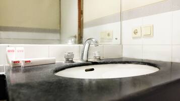 Standard Double Room | Bathroom | Shower, towels