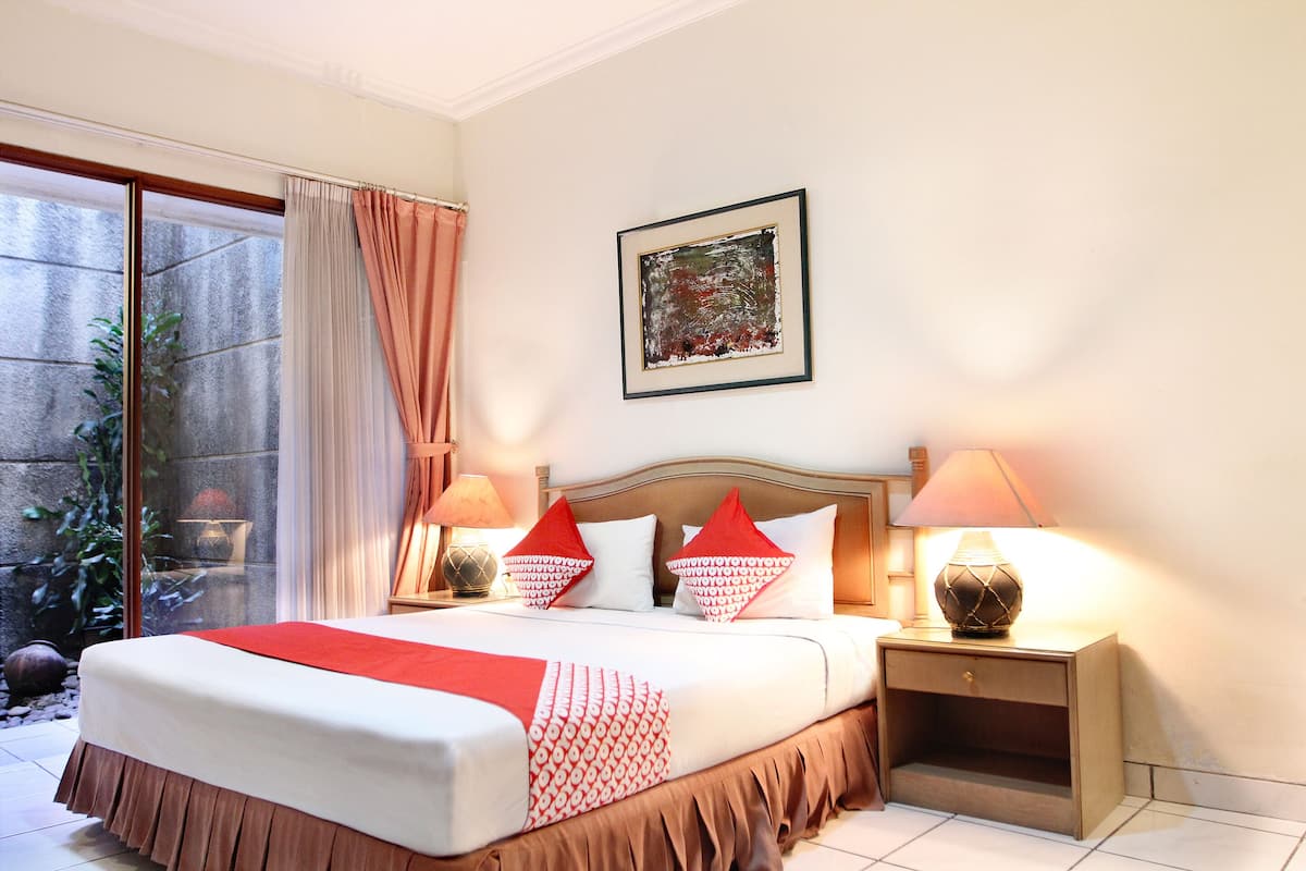 Desk, WiFi (free), bed sheets